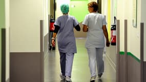 Deux infirmières en train de déambuler dans le couloir d'un hôpital.