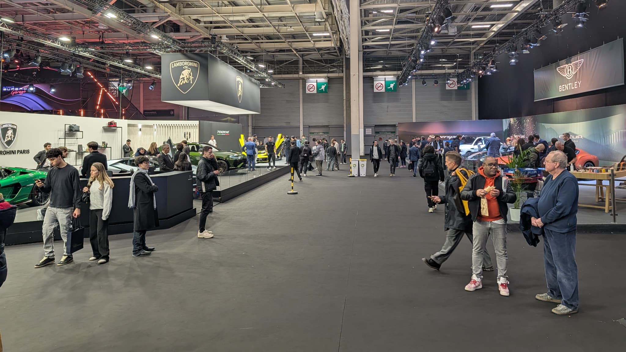 Cette première édition du Ultimate Supercar Garage, qui se tient dans le Hall 4 du palais des expositions Paris Porte de Versailles, réunit de nombreuses marques prestigieuses.