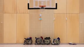 Des fauteuils roulants destinés à la pratique du basket fauteuil, au Creps (Centre de ressources, d'expertise et de performance sportives) de Talence (Gironde), le 18 avril 2023.