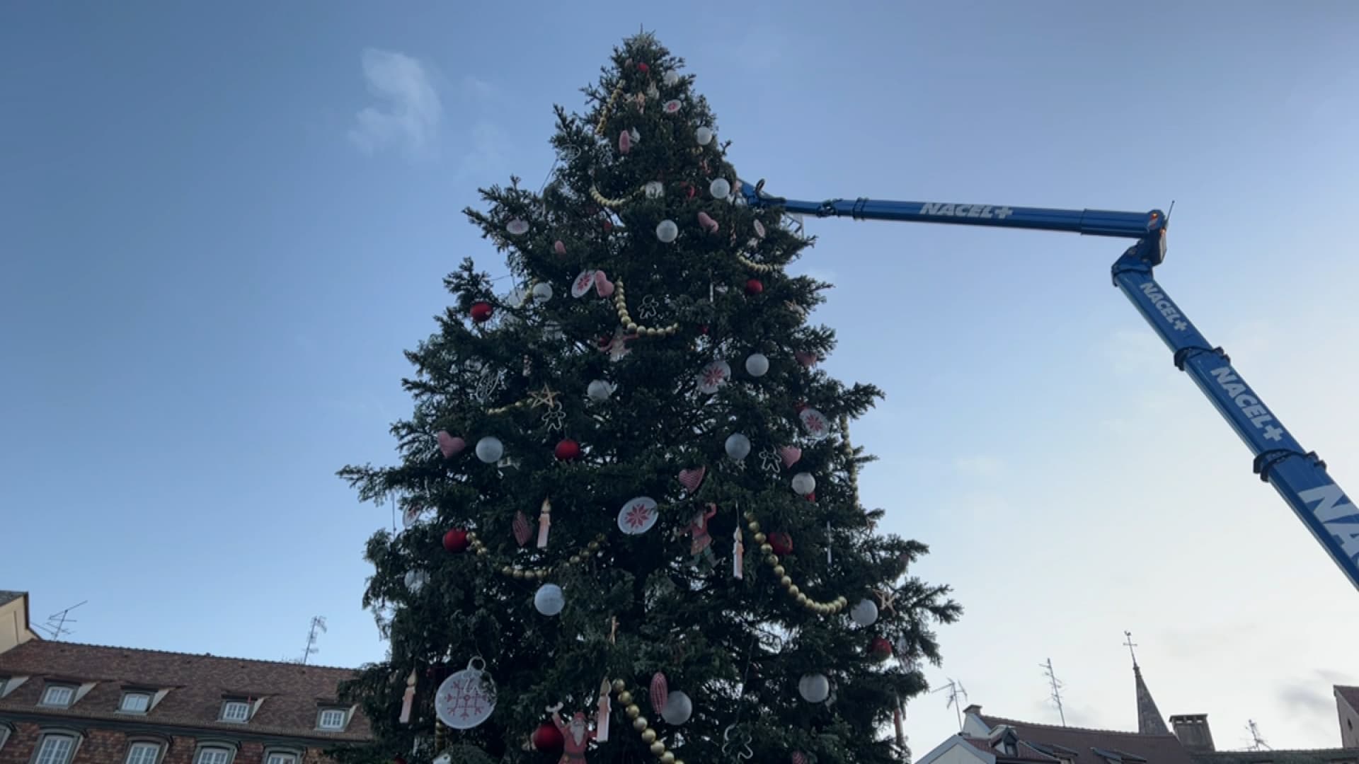 Strasbourg le démontage du sapin de Noël de la place Kléber a débuté