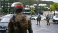 Des militaires du 8e RIMA sécurisent l'aéroport de Magenta à Nouméa, en Nouvelle-Calédonie, le 17 mai 2024