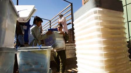 Transport d'urnes à Herat, dans l'ouest de l'Afghanistan. Les plaintes pour fraudes et autres irrégularités affluent après les élections législatives de samedi, dont les résultats ne sont pas attendus avant la fin octobre. /Photo prise le 19 septembre 201