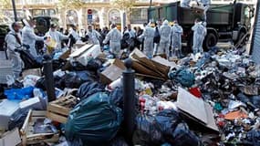 La sécurité civile tente d'enlever les ordures qui s'éparpillent à Marseille, alors que les éboueurs de la ville sont en grève depuis neuf jours dans 12 des 16 secteurs de la ville. /Photo prise le 20 octobre 2010/REUTERS/Jean-Paul Pélissier