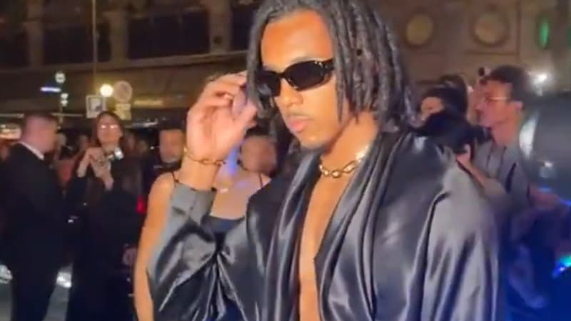 Regarder la vidéo Torse apparent, lunettes noires... L'arrivée remarquée de Jules Koundé à la Fashion Week de Paris