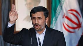 Lors d'une visite sans précédent dans une localité sud-libanaise situé à seulement quatre km de la frontière avec Israël, le président iranien Mahmoud Ahmadinejad a proclamé jeudi que "les sionistes sont mortels" et que "la Palestine sera(it) libérée". /P