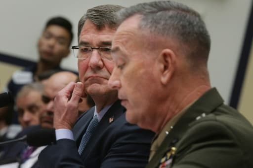 Ashton Carter (g) secrétaire américain à la Défense et le général Joseph Dunford Jr(d), chef des Etats majors le 1er décembre 2015 à Washington Ashton Carter (g) secrétaire américain à la Défense et le général Joseph Dunford Jr(d), chef des Etats majors le 1er décembre 2015 à Washington