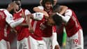 Le milieu de terrain brésilien d'Arsenal, Willian (c), est félicité après avoir marqué le 3e but contre West Bromwich Albion, lors de leur match de Premier League, le 9 mai 2021 à l'Emirates Stadium à Londres