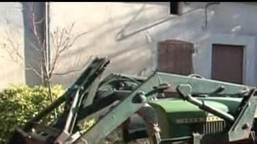 Le tracteur doté d'un bras articulé s'est renversé dans sa chute, écrasant le jeune homme qui est mort sur le coup (photo d'illustration)
