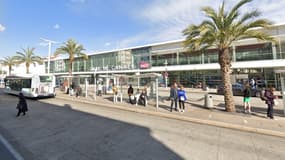 La place de la gare à Cannes