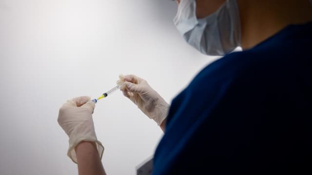 Une soignante préparant une dose du vaccin Sputnik V à Moscou (Photo d'illustration)