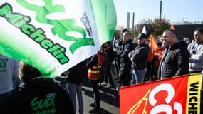 Des employés de Michelin se rassemblent lors d'une manifestation devant l'usine Michelin de Combaude à Clermont-Ferrand, le 8 novembre 2024