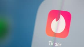 Le logo de l'application Tinder sur un smartphone. 