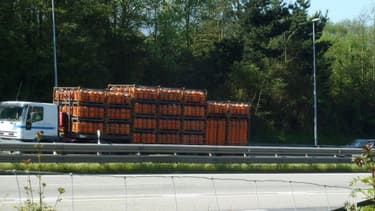 La suspension de l'écotaxe fait débat.