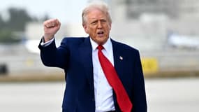Le président américain Donald Trump lève le poing à son arrivée à l'aéroport international de Miami le 3 avril 2025. 