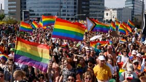 Des personnes manifestent dans le centre de Varsovie, le 19 juin 2021. Les droits des homosexuels sont devenus une question brûlante en Pologne ces dernières années.