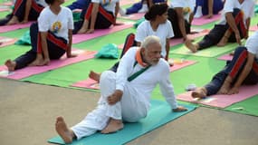 Le Premier ministre indien Narendra Modi se livre en public à des exercices de yoga, pour la première Journée internationale du yoga, à New Delhi le 21 juin 2015