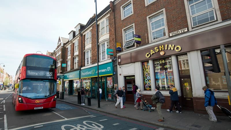 Un bus passe le 5 mai 2016 le long de Tooting High Street dans le sud de Londres.