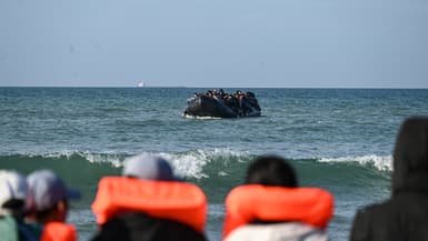 Des migrants s'apprêtent à monter à bord d'un bateau de passeurs pour tenter de traverser la Manche à Audresselles, dans le nord de la France, le 25 octobre 2024