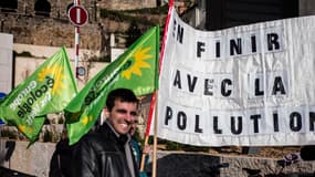 Des militants écologistes manifestent pour la circulation alternée à Lyon, lundi 17 mars.