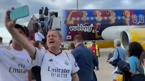 Les supporteurs du Real Madrid avant d'embarquer dans un avion du Barça Les supporteurs du Real Madrid avant d'embarquer dans un avion du Barça