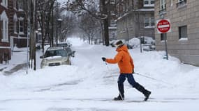 Un skieur profite des rues désertes à Cambridge, dans le Massachusetts.