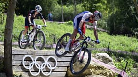 Victor Koretzky au duel avec Tom Pidcock lors des JO de Paris 2024, le 29 juillet 2024