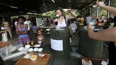 En fin de semaine dernière, à Abidjan, au camp militaire français de Port-Bouët, qui a accueilli plus de 5.000 ressortissants de 66 nationalités différentes depuis le 31 mars. Selon l'état-major français des armées, les lieux de regroupement d'étrangers a