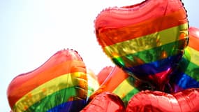 Des ballons en forme de coeurs, aux couleurs du drapeau LGBT. (Photo d'illustration)