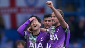 La joie de l'attaquant sud-coréen de Tottenham, Son Heung-Min, après avoir marqué le 4e but face à Leeds, sur une passe d'Harry Kane, lors de la 27e journée de Premier League, le 26 février 2022 au Stade d'Elland Road