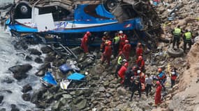 Des secouristes portent assistance aux victimes d'un accident de car ayant fait au moins 48 morts, le 2 janvier 2018 près de Pasamayo au Pérou. 