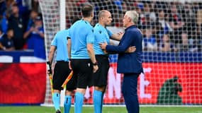 Didier Deschamps salue Mateu Lahoz sur la pelouse du Stade de France, lundi 19 juin 2023