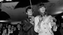 Françoise Hardy en novembre 1963 sortant d'un cinema des Champs-Elysées avec Jean-Claude Brialy