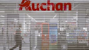 Un supermarché Auchan au centre commercial du quartier La Défense, près de Paris, le 19 avril 2023.