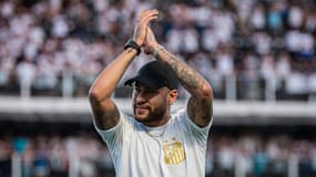 Neymar salue les supporters Santos, le 31 mars 2024
