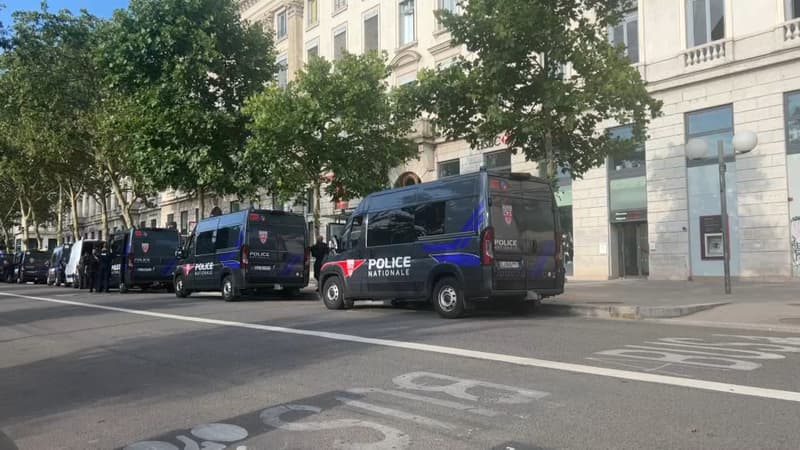 Une compagnie de CRS le dimanche 2 juillet 2023 à Lyon, se préparant à une possible nouvelle nuit d'émeutes.