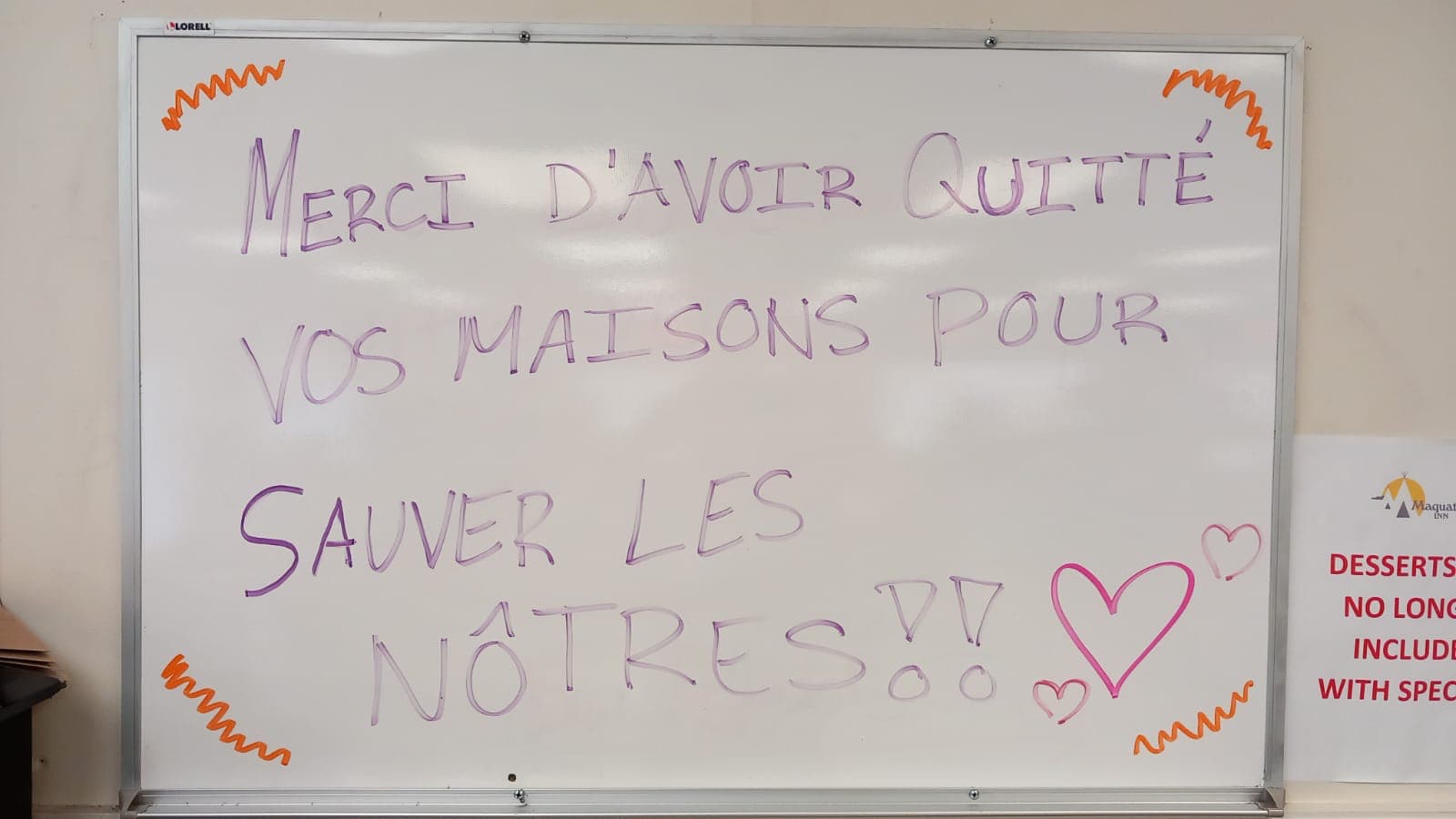 Photo des messages de remerciements laissés au Canada pour les pompiers français en août 2023. Photo des messages de remerciements laissés au Canada pour les pompiers français en août 2023.