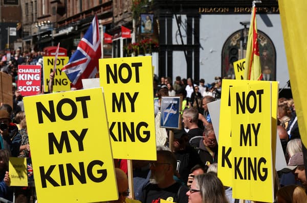 Des manifestants anti-monarchie le 5 juillet 2023 à Edimbourg en Ecosse. 