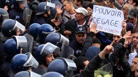 Des policiers ont dispersé samedi après-midi dans le centre d'Alger un demi-millier de manifestants qui, s'inspirant des mouvements de révolte qui secouent une partie du monde arabe, voulaient organiser un défilé au départ de la place du 1er-Mai. /Photo p