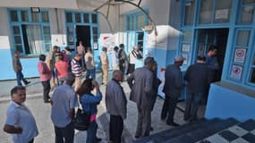 Des Tunisiens attendent de voter ce dimanche