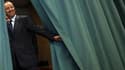 Le candidat socialiste François Hollande obtiendrait 39% des voix au premier tour contre 24% pour le président sortant Nicolas Sarkozy selon une enquête LH2 pour Yahoo publiée dimanche. /Photo prise le 16 octobre 2011/REUTERS/Régis Duvignau