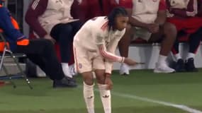 Problème de protège-tibias pour Michal Olise lors de Bayern-PSG (1-0, Ligue des championbs), le 26 novembre 2024