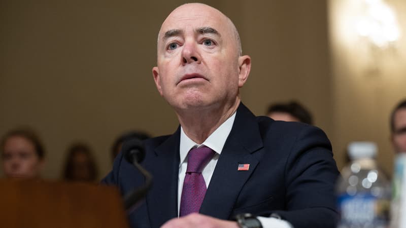 Le secrétaire à la sécurité intérieure Alejandro Mayorkas témoigne lors d'une audition de la commission de la sécurité intérieure de la Chambre des représentants sur les menaces mondiales pesant sur la sécurité intérieure au Capitole à Washington, DC, le 15 novembre 2023.