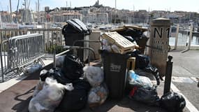 Des poubelles s'amoncellent près du Vieux Port, à Marseille, le 30 septembre 2021, en raison d'une grève des éboueurs due à un conflit sur leur temps de travail 