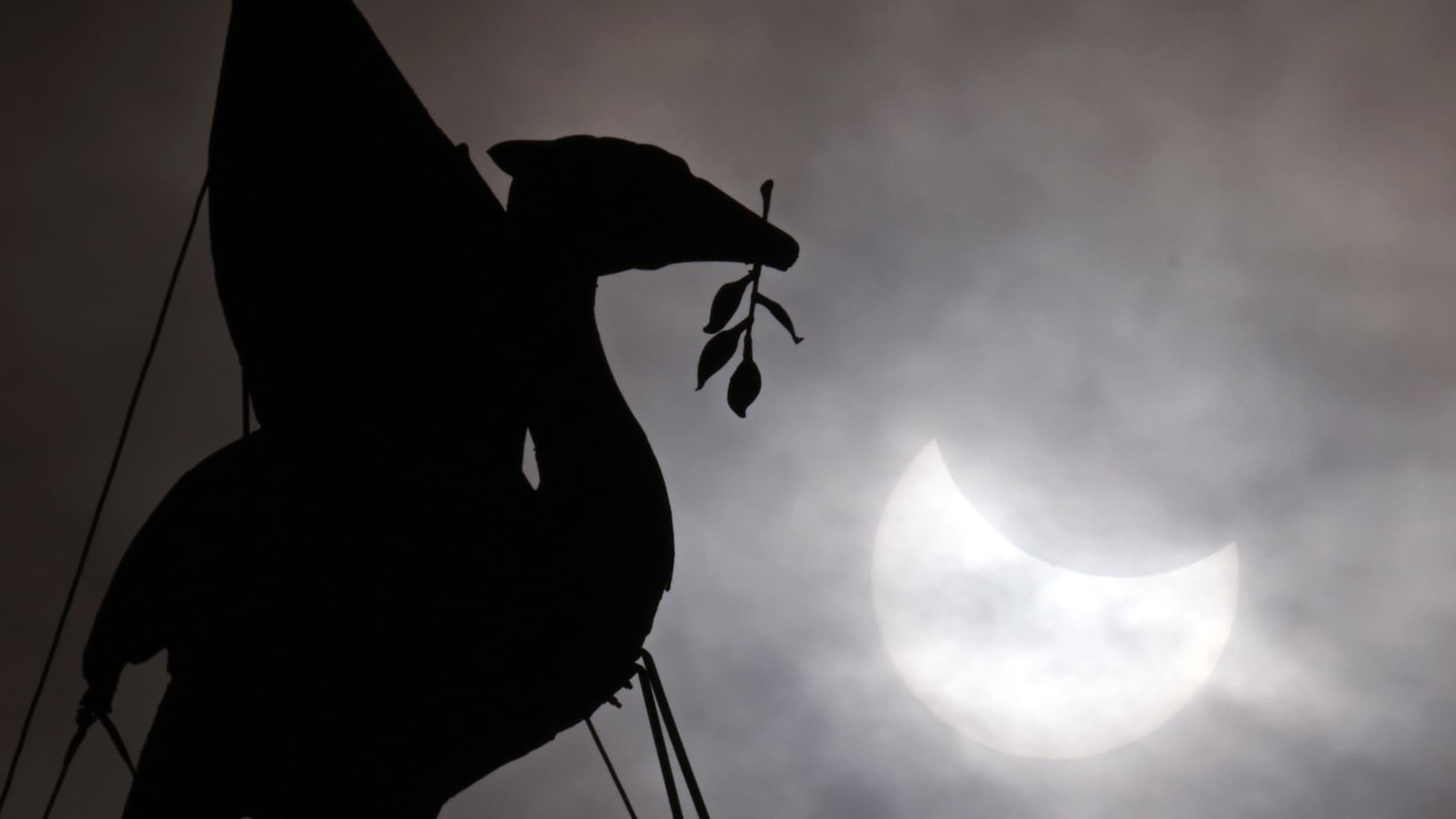 L'éclipse solaire partielle derrière la statue du Liver bird au sommet du Royal Liver Building de Liverpool, au Royaume-Uni le 29 mars 2025. L'éclipse solaire partielle derrière la statue du Liver bird au sommet du Royal Liver Building de Liverpool, au Royaume-Uni le 29 mars 2025.