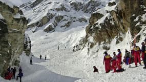 Des secouristes de haute montagne dans les Alpes (illustration)