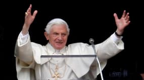 Pour sa dernière bénédiction du dimanche avant de renoncer à ses fonctions, le pape Benoît XVI a déclaré qu'il obéissait à la volonté de Dieu et qu'il n'abandonnait pas l'Eglise catholique. /Photo prise le 24 février 2013/REUTERS/Alessandro Bianchi
