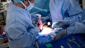 Opération de transplantation d'un rein à l'hôpital Johns Hopkins, de Baltimore. (Illustration)