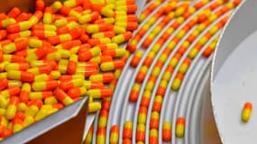 Des gélules de médicaments sont photographiées sur la ligne de production de l'usine de la multinationale pharmaceutique française Pierre Fabre, à Gien, dans le Loiret, le 21 mars 2018.