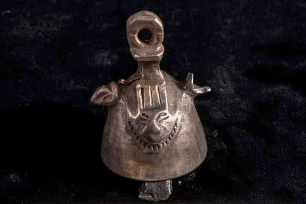 Une cloche mise au jour dans les fouilles du temple de Ramsès II