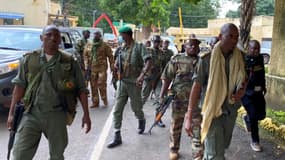 Des militaires putschistes arrivent au ministère de la Défense à Bamako le 19 aout 2020